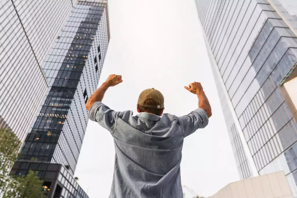 mitos sobre el desarrollo personal mirando edificio