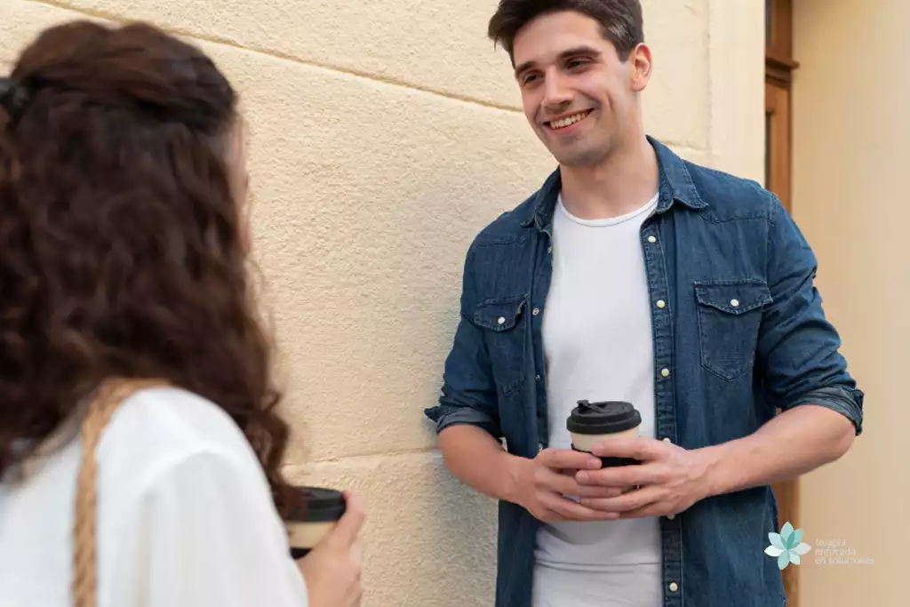 jovenes conversando jovenes conversando