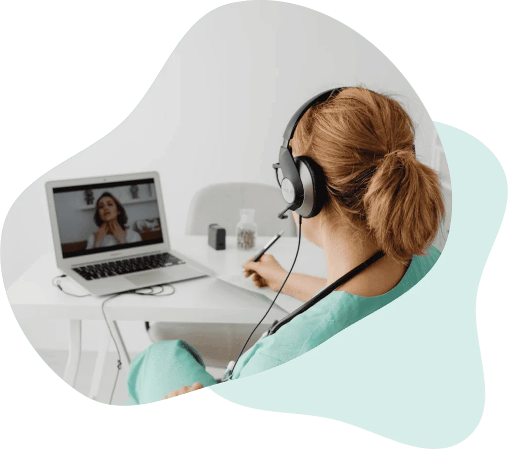 Mujer en sesión de terapia psicológica online por videollamada
